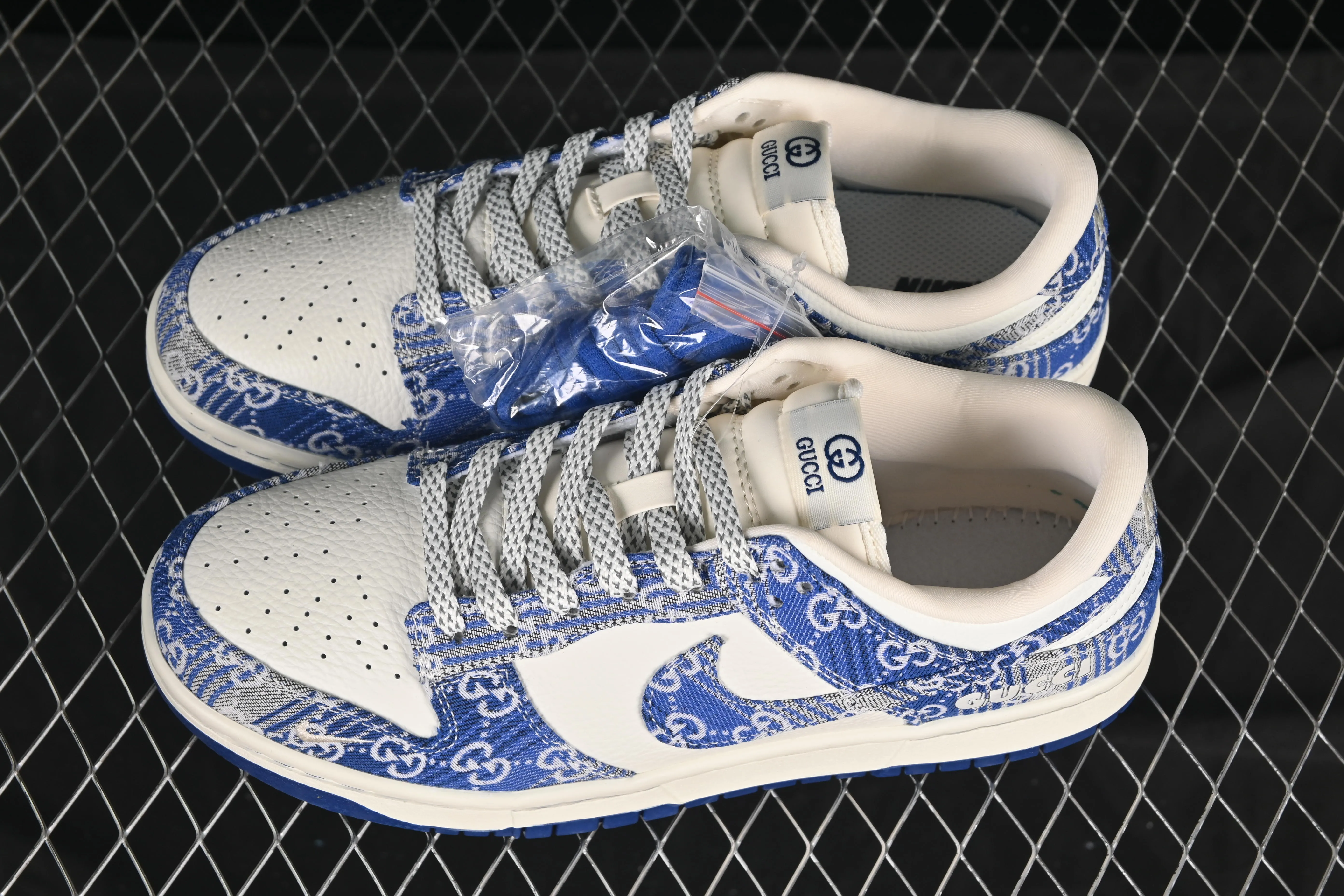 All categories Nk SB Dunk Series Nk SB Dunk Low High-end customized low-top sneakers Nike SB Dunk Low Gucci co-branded Gray and blue denim Anniversary high-end customized low-top casual sneakers SC9207-419